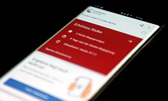 El móvil como herramienta para luchar contra el coronavirus: algunas app, como la desarrollada en Alemania, permite rastrear contactos | EFE