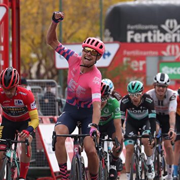 Magnus Cort Nilsen celebra su victoria al esprint en la meta de Ciudad Rodrigo. | EFE