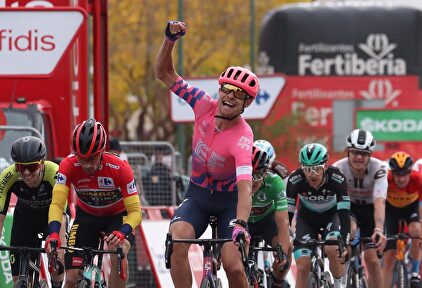 Magnus Cort Nilsen celebra su victoria al esprint en la meta de Ciudad Rodrigo. | EFE