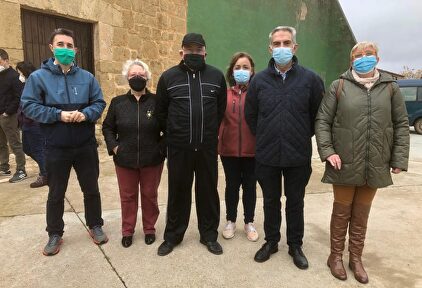 Enrique Álvarez (centro), ya exalcalde de Jabaloyas por cerrar el bar del pueblo. | PSOE de Teruel