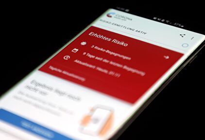 El móvil como herramienta para luchar contra el coronavirus: algunas app, como la desarrollada en Alemania, permite rastrear contactos | EFE