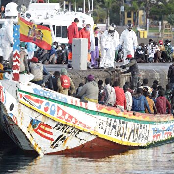 Un cayuco con 118 inmigrantes de origen subsahariano, entre ellos 12 posibles menores, llegó este viernes a Tenerife. | EFE