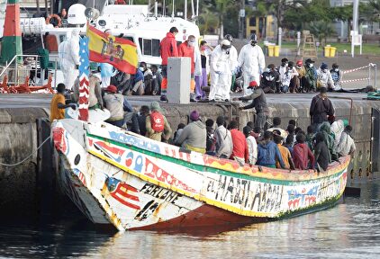 Un cayuco con 118 inmigrantes de origen subsahariano, entre ellos 12 posibles menores, llegó este viernes a Tenerife. | EFE