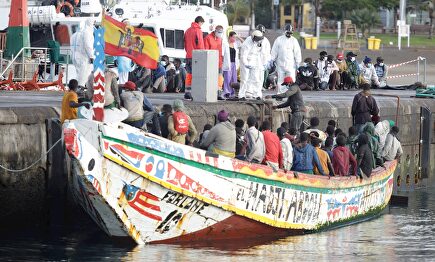 Un cayuco con 118 inmigrantes de origen subsahariano, entre ellos 12 posibles menores, llegó este viernes a Tenerife. | EFE