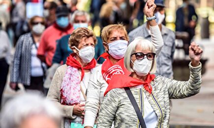 Manifestación en Bilbao, la semana pasada, para reivindicar la mejora de las pensiones y cuidados  | EFE