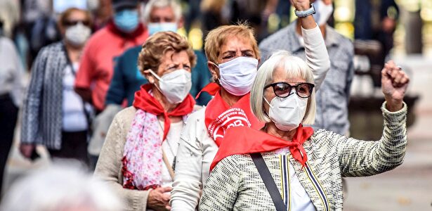 Manifestación en Bilbao, la semana pasada, para reivindicar la mejora de las pensiones y cuidados  | EFE