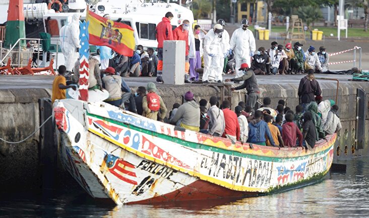 Un cayuco con 118 inmigrantes de origen subsahariano, entre ellos 12 posibles menores, llegó este viernes a Tenerife. | EFE