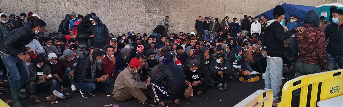 Decenas de inmigrantes en el puerto de Arguineguin. | Alternativa Sindical de la Policía