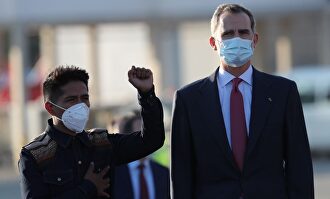 Andrónico Rodríguez, presidente del Senado boliviano, puño en alto junto al Rey. | EFE