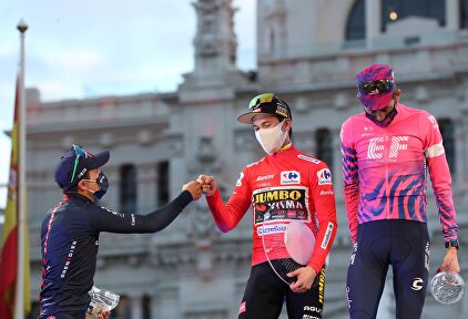 Roglic, Carapaz y Hugh Carthy, el podio de la Vuelta | EFE