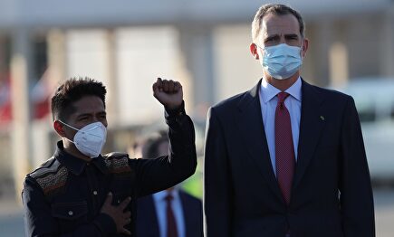 Andrónico Rodríguez, presidente del Senado boliviano, puño en alto junto al rey de España Felipe VI | EFE