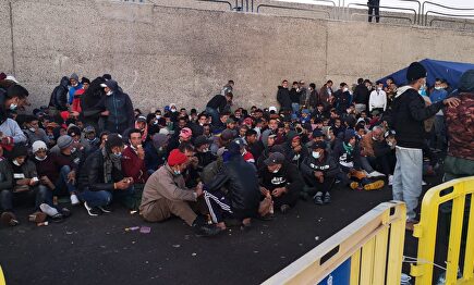 Decenas de inmigrantes en el puerto de Arguineguin. | Alternativa Sindical de la Policía