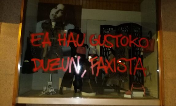 Pintada en la tienda de la familia de Abascal | Twitter Santiago Abascal