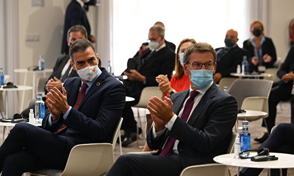 El presidente del Gobierno, Pedro Sánchez (i), y el presidente de la Xunta de Galicia, Alberto Núñez Feijóo, durante el acto de clausura del II Foro La Toja-Vínculo Atlántico celebrado en la Isla de Toja, Pontevedra | Moncloa