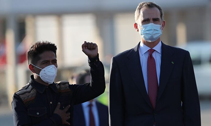 Andrónico Rodríguez, presidente del Senado boliviano, puño en alto junto al rey de España Felipe VI | EFE