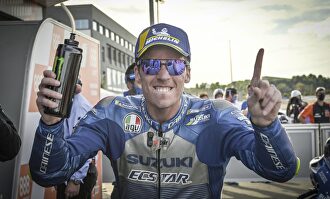 Joan Mir celebra su victoria. | Cordon Press