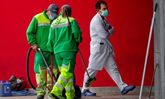 Labores de limpieza en la entrada de hospitalización del Hospital Universitario Central de Asturias | EFE
