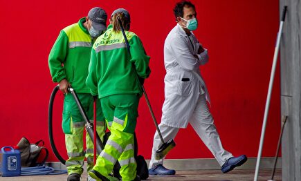 Labores de limpieza en la entrada de hospitalización del Hospital Universitario Central de Asturias | EFE