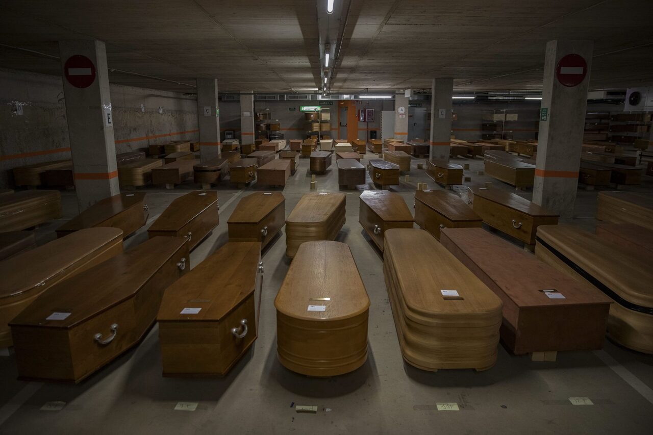Fallecidos a la espera de ser incinerados en el parking del tanatorio Collserola (Barcelona) en abril de 2020 | Cordon Press