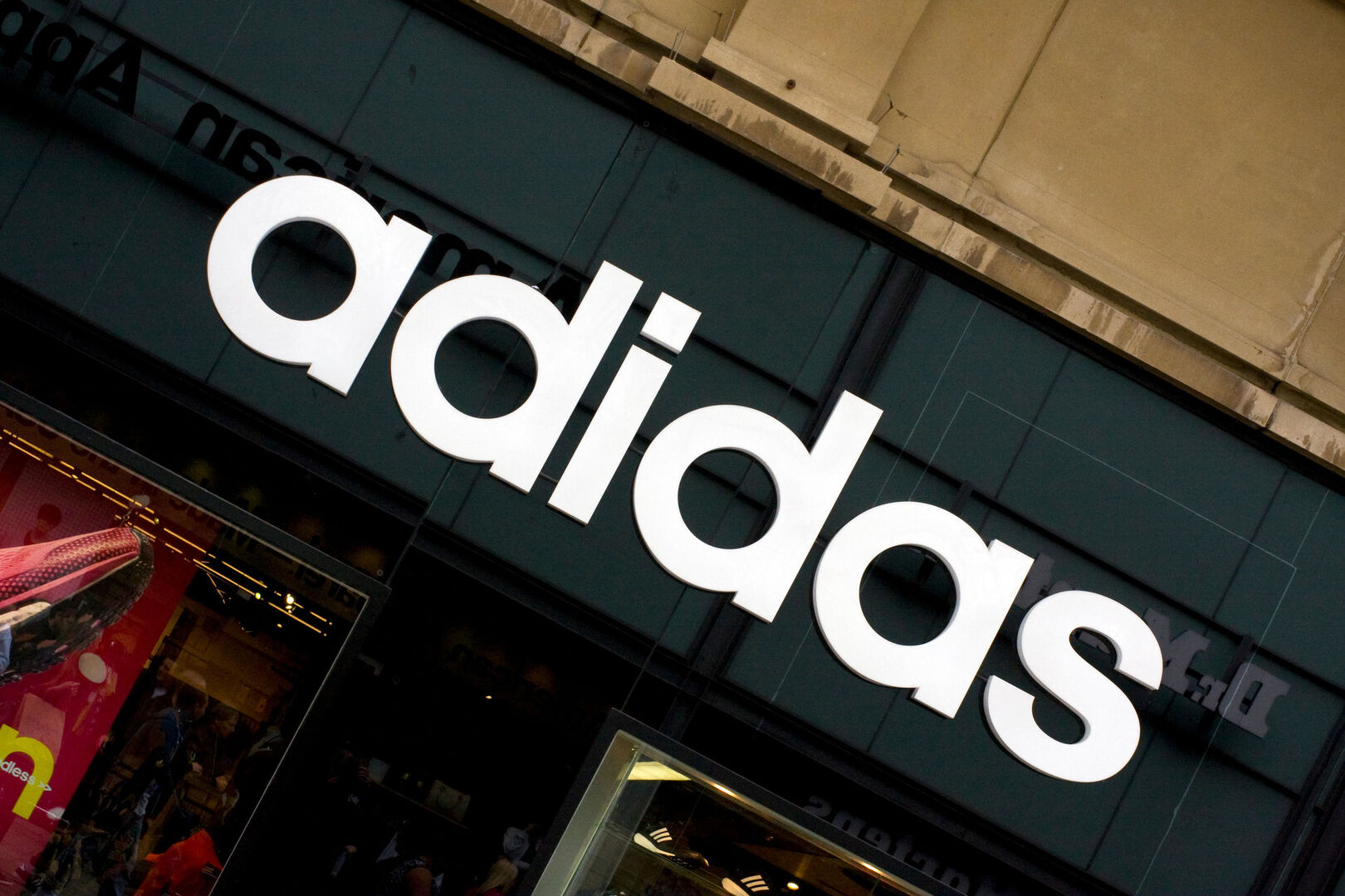 Adidas gana 84,4% menos hasta septiembre y dispara las ventas online 51% - Libre Mercado