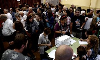 Votaciones en un colegio electoral de Barcelona. | EFE