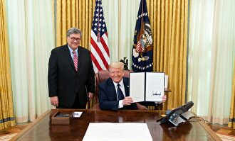 El fiscal general estadounidense, William Barr, junto a Donald Trump. | Europa Press