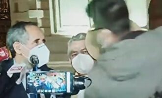 Golpean a un congresista peruano