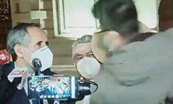 Un congresista peruano es golpeado tras la destitución del presidente Vizcarra