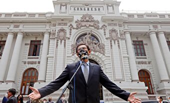 El presidente Martín Vizcarra, al frente del Congreso.  | EFE