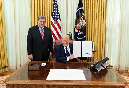 El fiscal general estadounidense, William Barr, junto a Donald Trump. | Europa Press