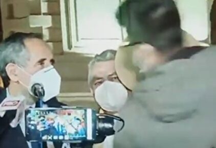 Un congresista peruano es golpeado tras la destitución del presidente Vizcarra