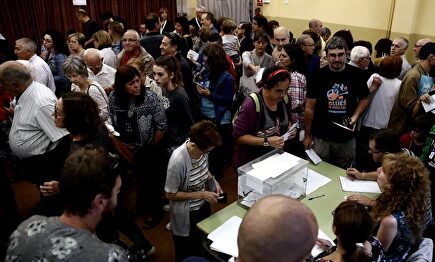 Votaciones en un colegio electoral de Barcelona. | EFE