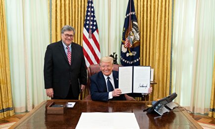 El fiscal general estadounidense, William Barr, junto a Donald Trump. | Europa Press