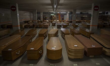 Fallecidos a la espera de ser incinerados en el parking del tanatorio Collserola (Barcelona) en abril de 2020 | Cordon Press