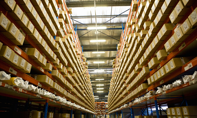 Los nuevos almacenes permitirán entregas en 3 días hábiles en toda España. | Alamy