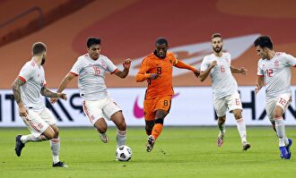 Rodri (2i) pelea por un balón con Wijnaldum (c). | EFE