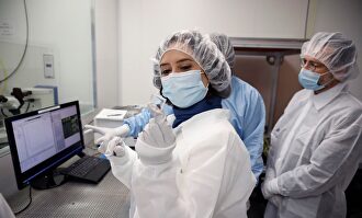 Isabel Díaz Ayuso visita la Fundación Instituto Madrileño de estudios Avanzados en Nanociencia. | EFE