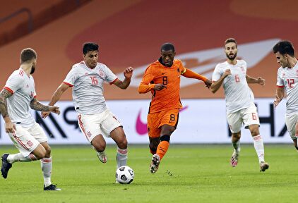 Rodri (2i) pelea por un balón con Wijnaldum (c). | EFE