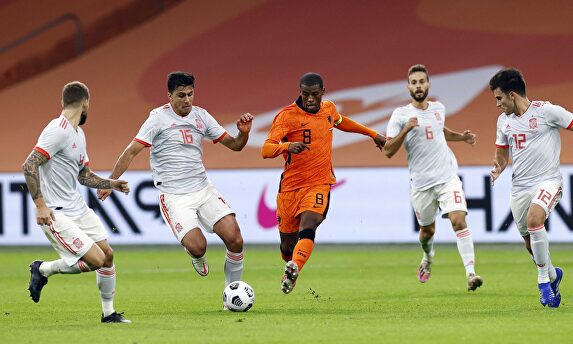 Rodri (2i) pelea por un balón con Wijnaldum (c). | EFE