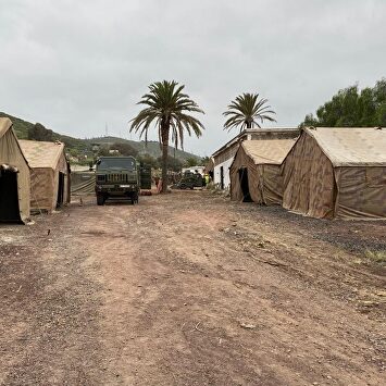 La nueva instalación para acoger inmigrantes ilegales en Canarias: literas y tiendas de campaña