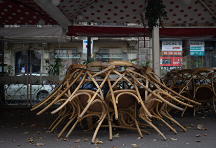 Terraza recogida de un bar cerrado durante la entrada en vigor de las nuevas restricciones en Cataluña. | David Zorrakino (Europa Press)