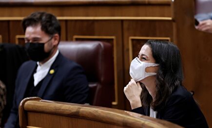 Arrimadas con Rufián de fondo este jueves en el Congreso. | EFE