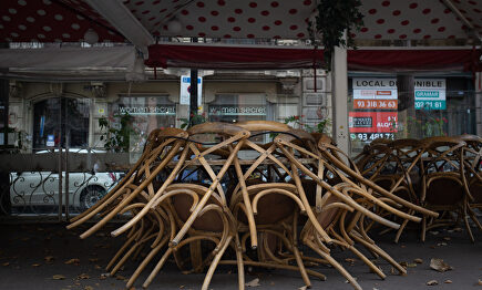 Terraza recogida de un bar cerrado durante la entrada en vigor de las nuevas restricciones en Cataluña. | David Zorrakino (Europa Press)