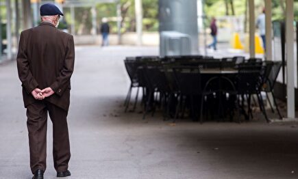 Un hombre pasea junto a una terraza cerrada en Cataluña | EFE