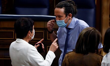 Pablo Iglesias conversando con la diputada de EH Bildu Aizpurua. | EFE
