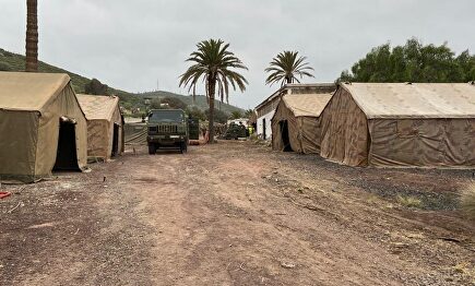 La nueva instalación para acoger inmigrantes ilegales en Canarias: literas y tiendas de campaña