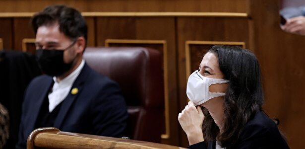 Arrimadas con Rufián de fondo este jueves en el Congreso. | EFE