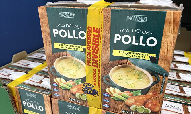 El Caldo de Pollo Hacendado se produce en Navarra. | Alamy