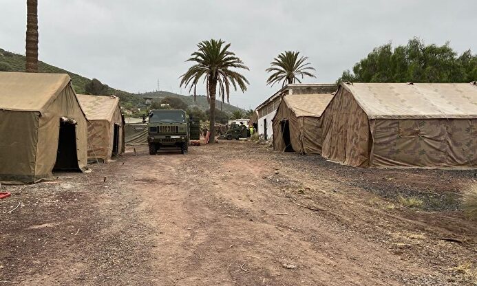 La nueva instalación para acoger inmigrantes ilegales en Canarias: literas y tiendas de campaña