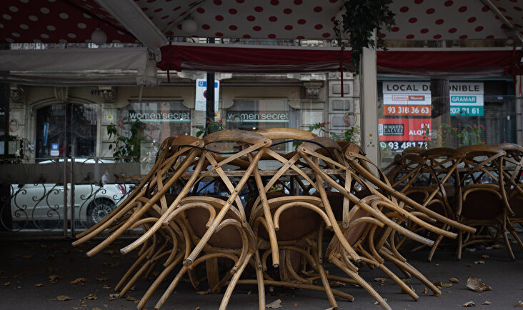 Terraza recogida de un bar cerrado durante la entrada en vigor de las nuevas restricciones en Cataluña. | David Zorrakino (Europa Press)